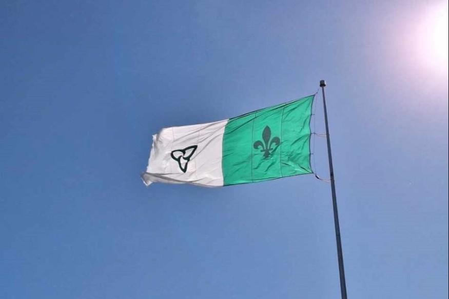 Le drapeau franco-ontarien hissé en permanence à Queen’s Park