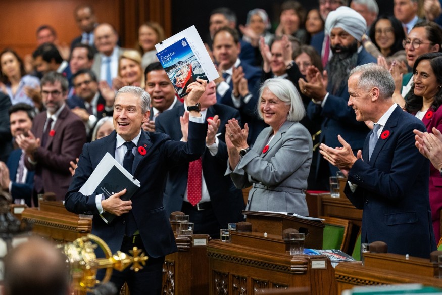 Ottawa prévoit un déficit moins élevé que prévu